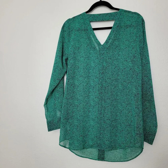 Cabi Women's V-neck Semi-sheer Blouse Top Size M Green Long Sleeve Career #5208 - Picture 3 of 8